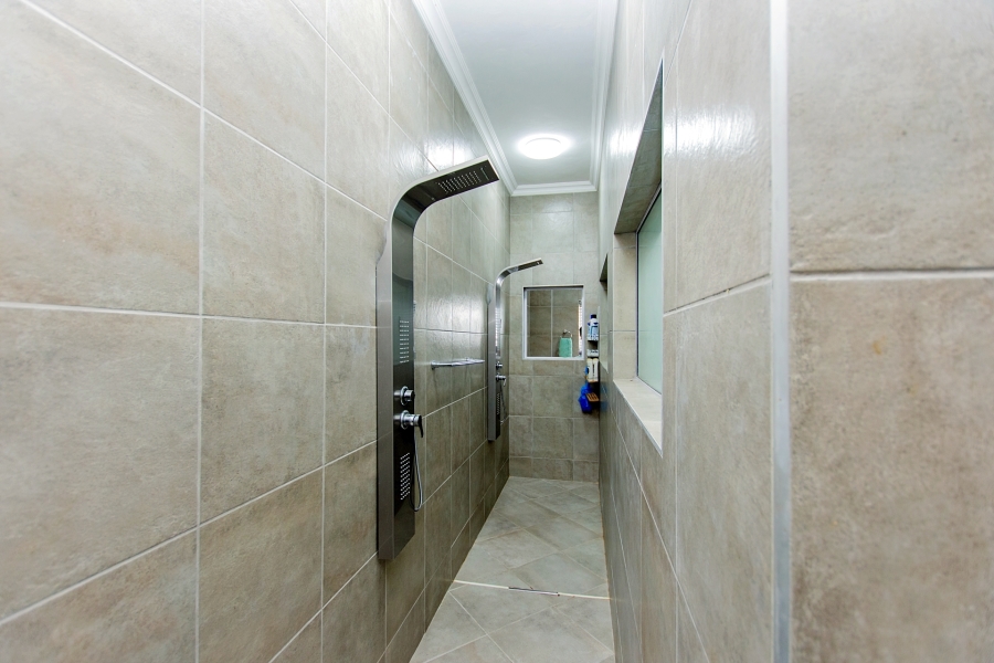 5 Bedroom Property for Sale in Brittania Beach Estate Western Cape